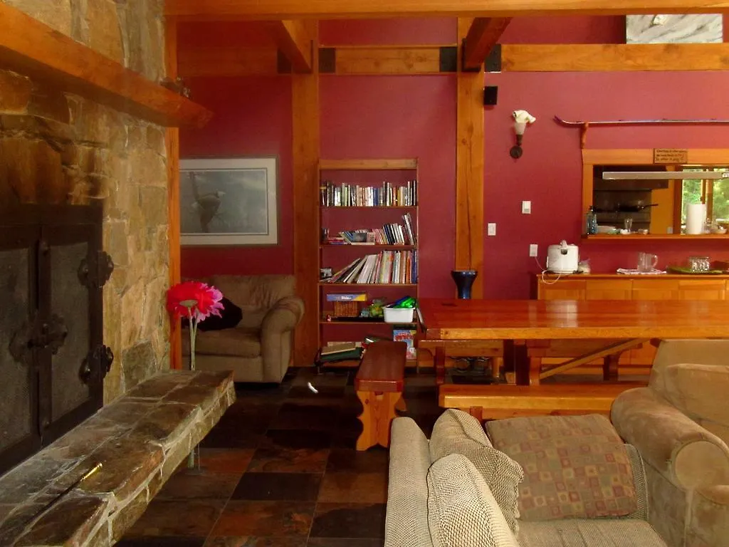 בקתה Alpine Lodge וויסטלר קנדה